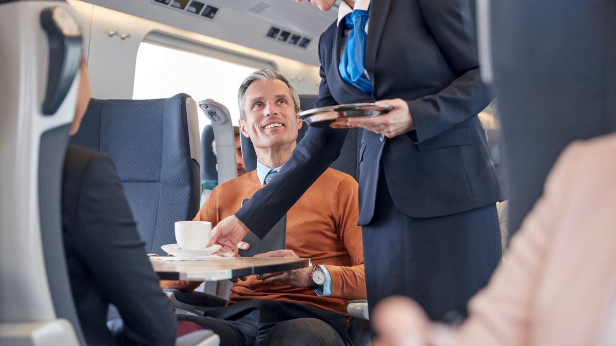 Cestování letadlem je v Evropě někdy až 30krát levnější než cestování vlakem, uvádí studie